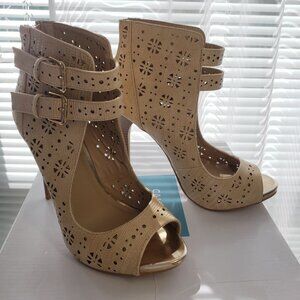 BNWT Beige and gold Crochet style Aldo heels BRAND NEW with tags Size 8